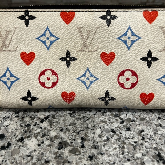 Louis Vuitton game on white Zippy Wallet - Picture 3 of 13